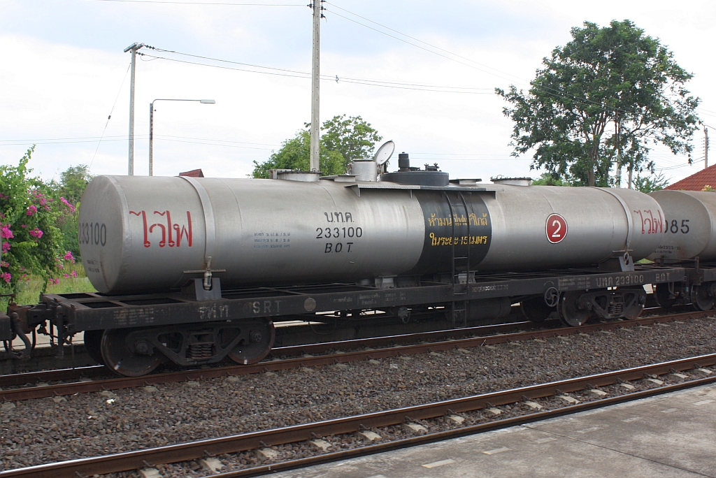 บ.ท.ค.233100 (บ.ท.ค. =B.O.T./Bogie Oil Tank Wagon) am 11.Juni 2011 im Bf. Ban Pok Paek.

