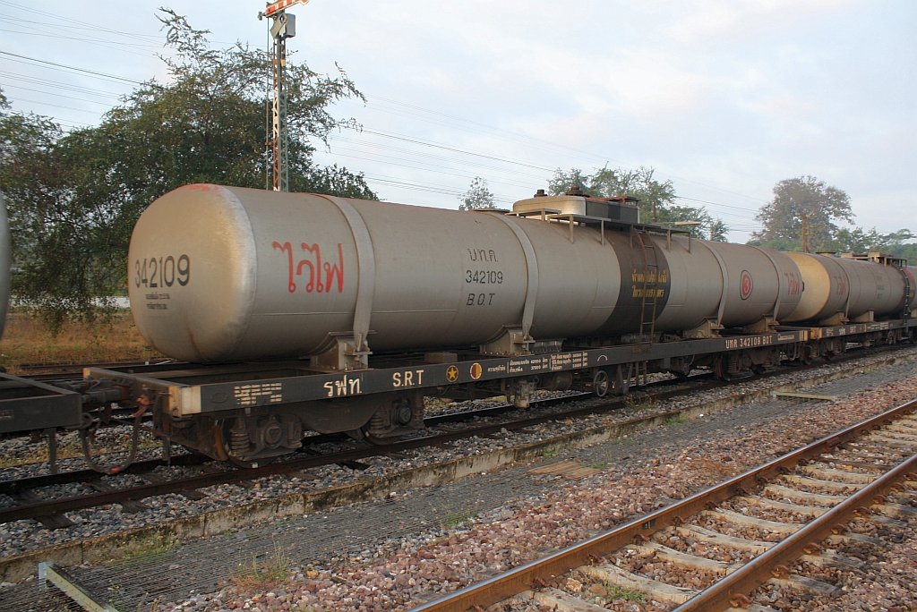 บ.ท.ค.342109 (บ.ท.ค. =B.O.T./Bogie Oil Tank Wagon) im Bf. Den Chai am 09.Jän.2010.