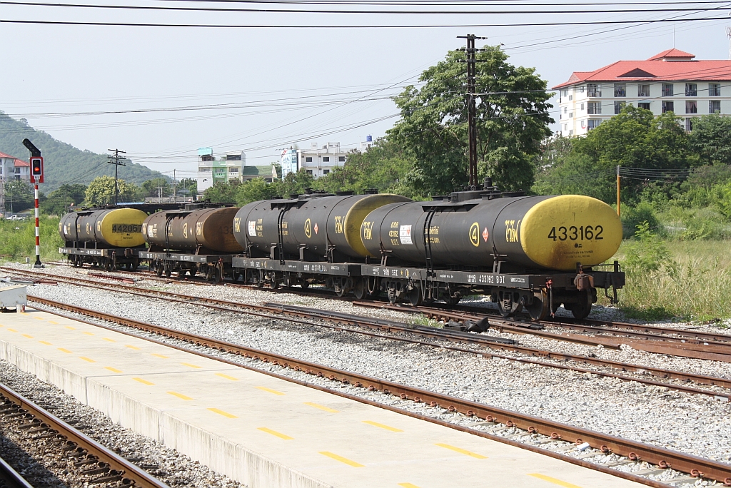 บ.ท.ค.433162 (บ.ท.ค. =B.O.T./Bogie Oil Tank Wagon) und 3 weitere B.O.T.s am 15.Mai 2012 im Bf. Si Racha.

