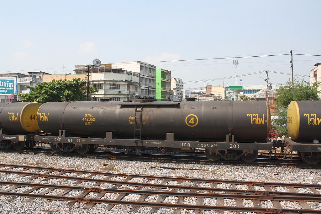 บ.ท.ค.442052 (บ.ท.ค. =B.O.T./Bogie Oil Tank Wagon) eingereiht im Zug 642 am 13.März 2012 im Bf. Lopburi.