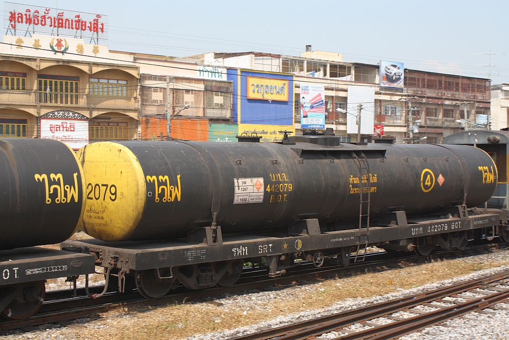 บ.ท.ค.442079 (บ.ท.ค. =B.O.T./Bogie Oil Tank Wagon) eingereiht im Zug 642 am 13.März 2012 im Bf. Lopburi.