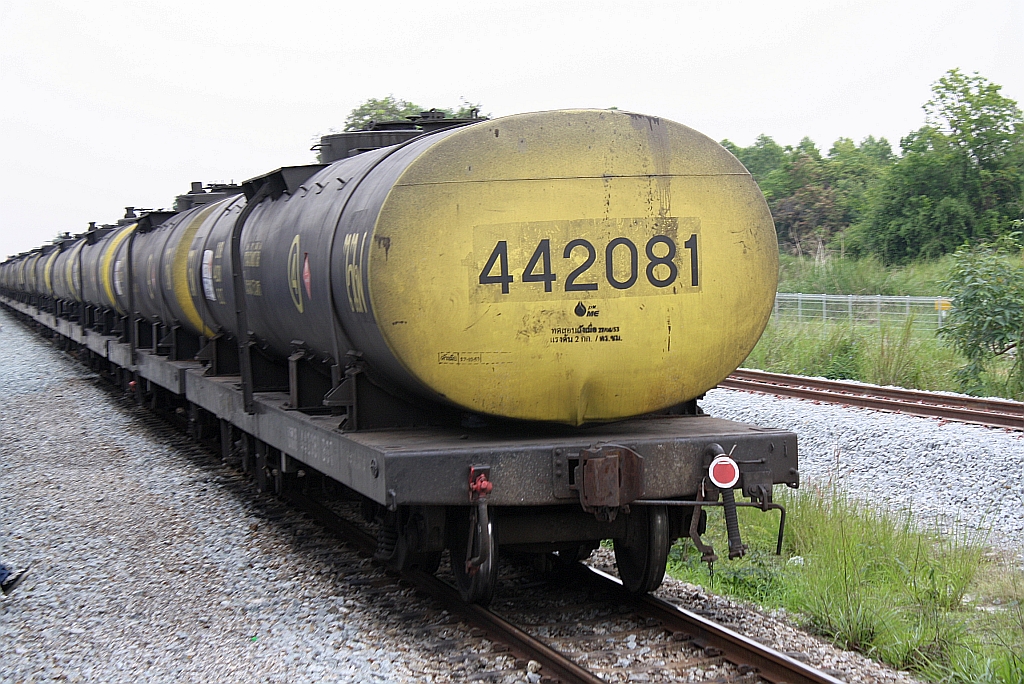 บ.ท.ค.442081 (บ.ท.ค. =B.O.T./Bogie Oil Tank Wagon) am 17.März 2011 im Bf. Bang Phra.