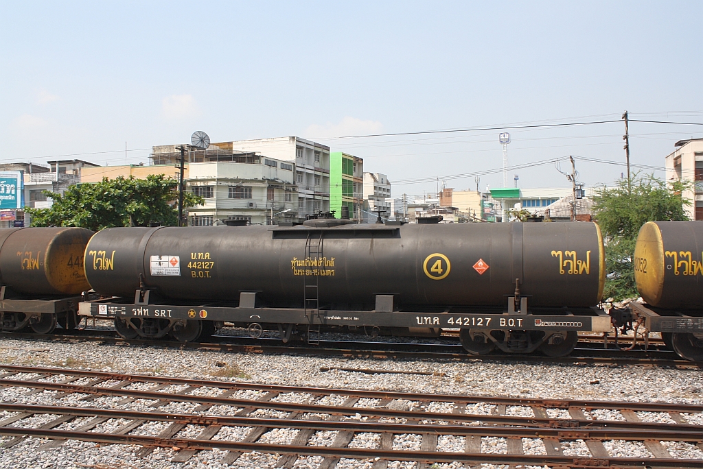 บ.ท.ค.442127 (บ.ท.ค. =B.O.T./Bogie Oil Tank Wagon) eingereiht im Zug 642 am 13.März 2012 im Bf. Lopburi.

