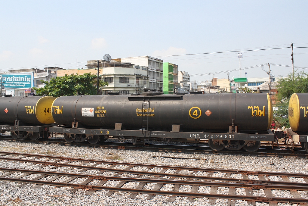 บ.ท.ค.442129 (บ.ท.ค. =B.O.T./Bogie Oil Tank Wagon) eingereiht im Zug 642 am 13.März 2012 im Bf. Lopburi.

