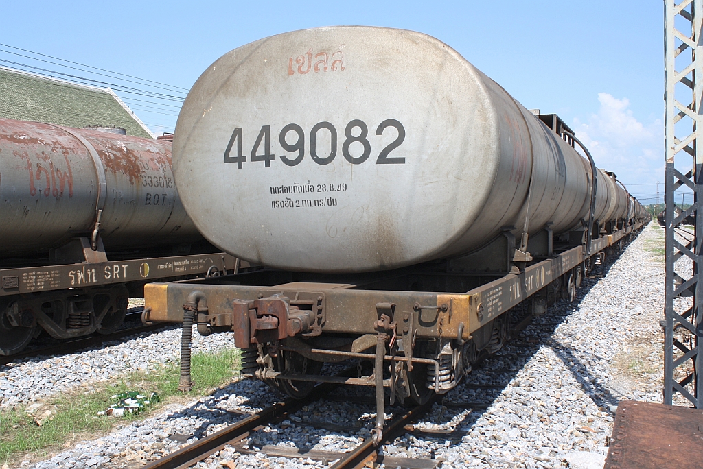 บ.ท.ค.449082 (บ.ท.ค. =B.O.T./Bogie Oil Tank Wagon; Meishan-China, Bauj.1993, Fabr.Nr.21419932) am 26.Oktober 2011 im Bf. Sila At.

