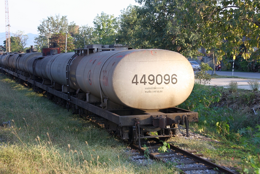 บ.ท.ค.449096 (บ.ท.ค. =B.O.T./Bogie Oil Tank Wagon) am 06.Jänner 2011 im Bf. Nakhon Lampang. Bei den SRT sind die Kesselwagennummern relativ leicht zu entschlüsseln. Die Einer-, Zehner- und Hunderterstelle ist die fortlaufende Nummerierung; die Tausender- und Zehntausenderstelle gibt den Kesselinhalt in m³/Liter an, und die Hunderttausenderstelle ist für diverse Bauarten reserviert. In diesem Fall also der 96te Wagen der Bauart 4 mit 49m³/Liter Kesselinhalt.