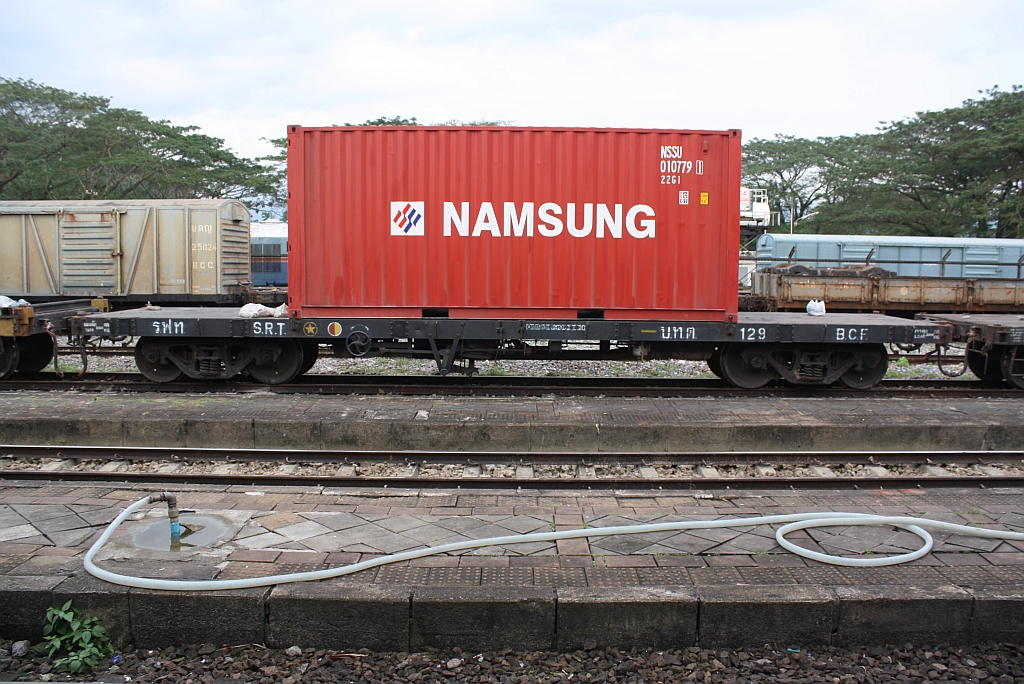 บ.ท.ต. 129 (บทต = B.C.F./Bogie Container Flat Wagon) am 06.Jänner 2013 im Bf. Thung Song Junction.