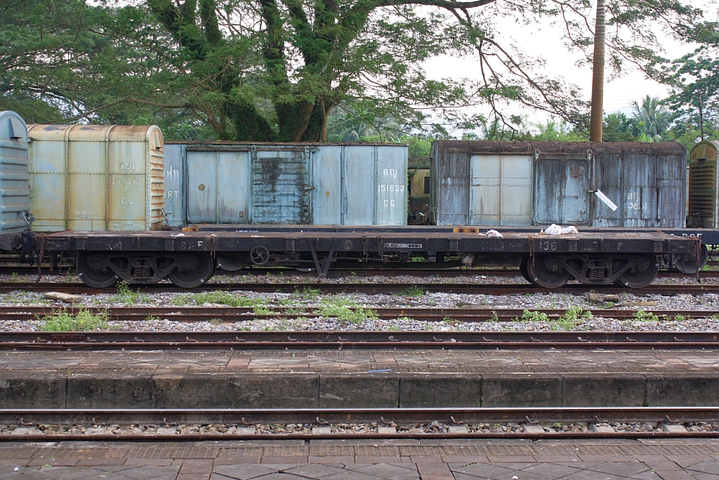 บ.ท.ต. 136 (บทต = B.C.F./Bogie Container Flat Wagon) am 07.Jänner 2013 im Bf. Thung Song Junction. 
