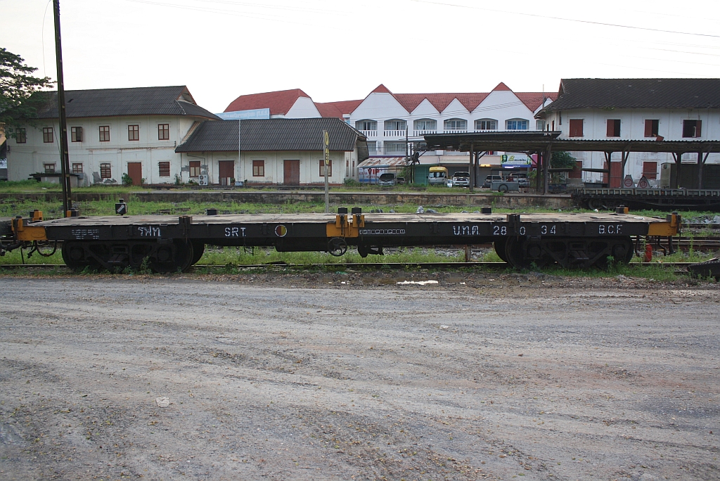 บ.ท.ต. 28034 (บทต = B.C.F./Bogie Container Flat Wagon) am 06.Jänner 2013 im Bf. Thung Song Junction. Der Wagen wurde 1957 von Fuji Car Mrg.Co.Ltd. in Osaka/Japan als B.F.W. 369(Bogie Flat Wagon) gebaut und später von den SRT zum B.C.F.(Bogie Container Flat Wagon) umgebaut. 

