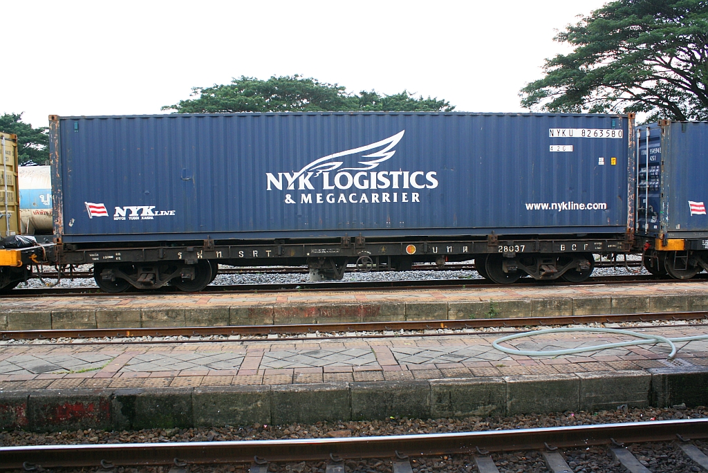 บ.ท.ต. 28037 (บทต = B.C.F./Bogie Container Flat Wagon) am 25.Oktober 2010 im Bf. Thung Song Junction.

