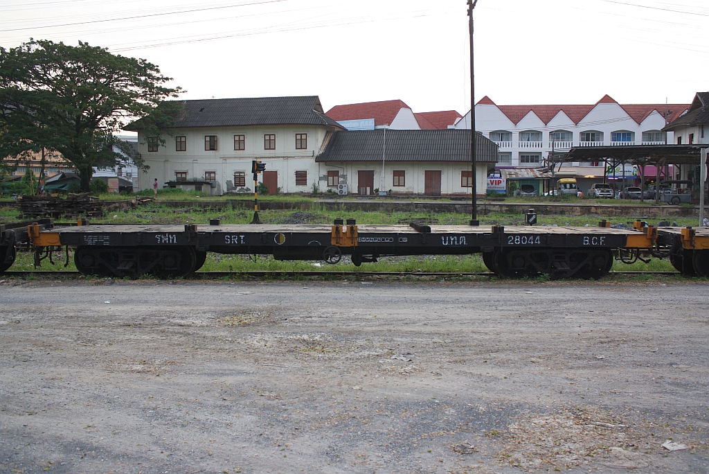บ.ท.ต. 28044 (บทต = B.C.F./Bogie Container Flat Wagon) am 06.Jänner 2013 im Bf. Thung Song Junction. Der Wagen wurde 1957 von Fuji Car Mrg.Co.Ltd. in Osaka/Japan als B.F.W. 379(Bogie Flat Wagon) gebaut und später von den SRT zum B.C.F.(Bogie Container Flat Wagon) umgebaut. 

