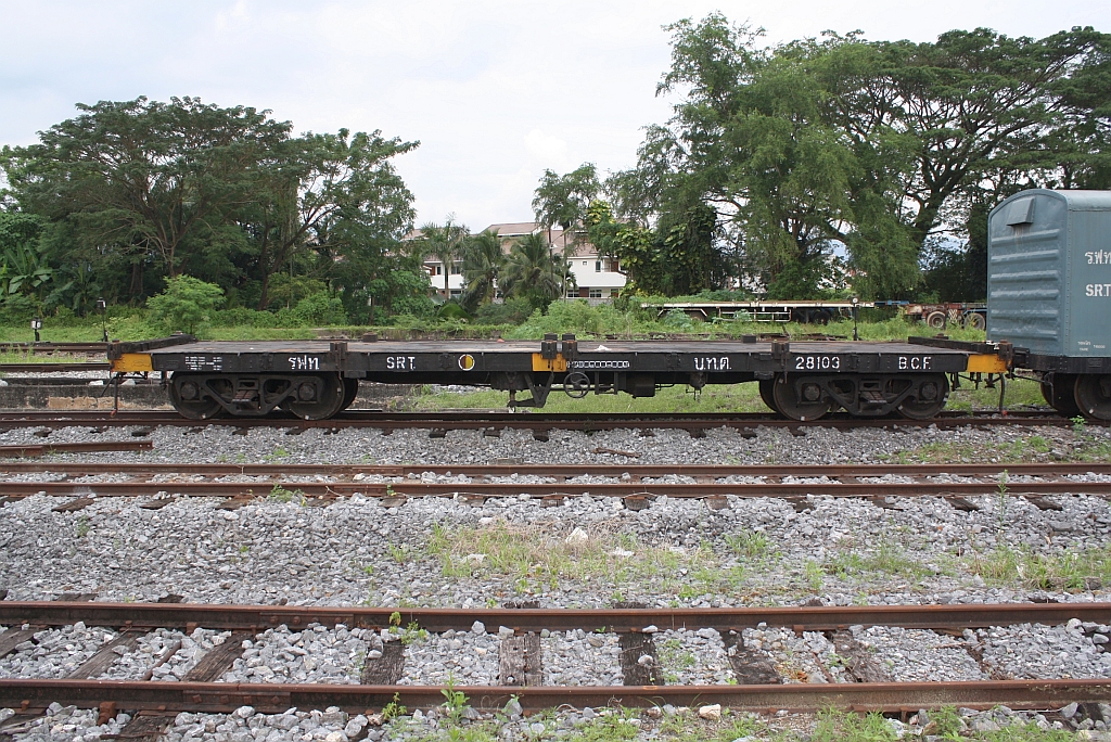 บ.ท.ต. 28103 (บทต = B.C.F./Bogie Container Flat Wagon) am 06.Jänner 2013 im Bf. Thung Song Junction. Der Wagen wurde 1957 von Fuji Car Mrg.Co.Ltd. in Osaka/Japan als B.F.W. 339(Bogie Flat Wagon) gebaut und später von den SRT zum B.C.F.(Bogie Container Flat Wagon) umgebaut. 

