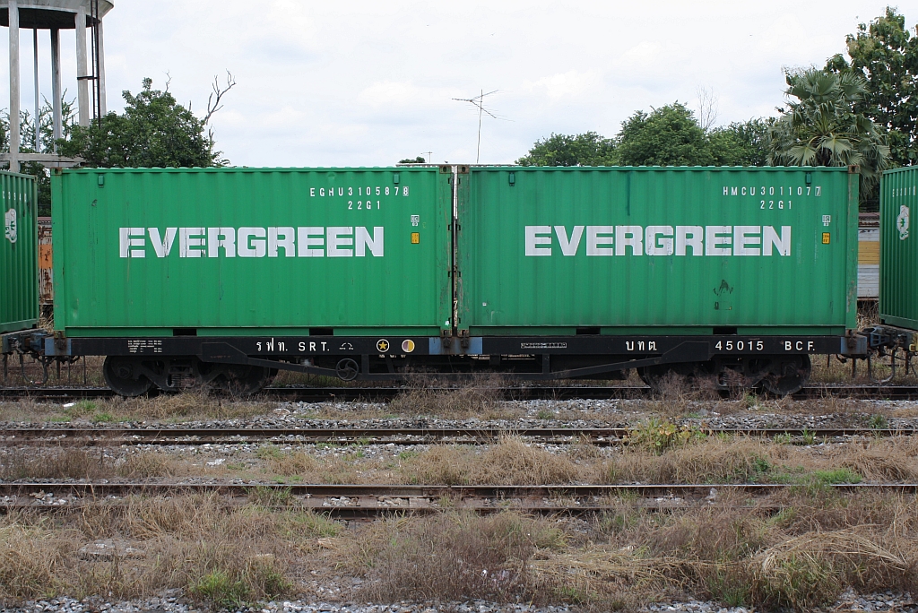 บ.ท.ต. 45015 (บ.ท.ต.= B.C.F./Bogie Container Flat Wagon) am 24.August 2010 im Bf. Ban Phachi.