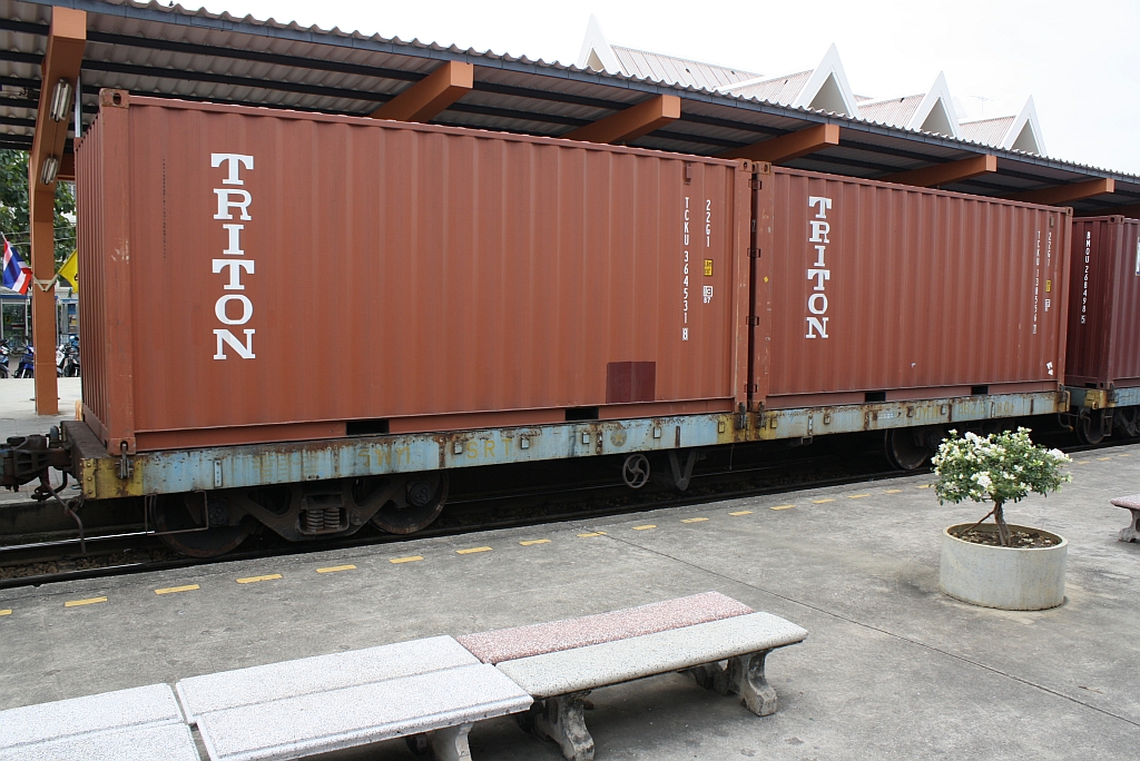 บ.ท.ต. 46215 (บทต  = B.C.F./Bogie Container Flat Wagon) am 06.Dezember 2010 im Bf. Nakhon Pathom.