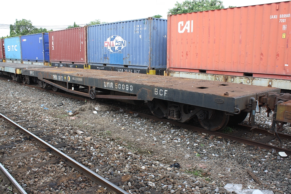 บ.ท.ต. 50090 (บทต = B.C.F./Bogie Container Flat Wagon) am 13.Juni 2011 im Bf. Nakhon Ratchasima. Der Wagen wurde 1985 von Daewoo Heavy Industry in Korea gebaut.


