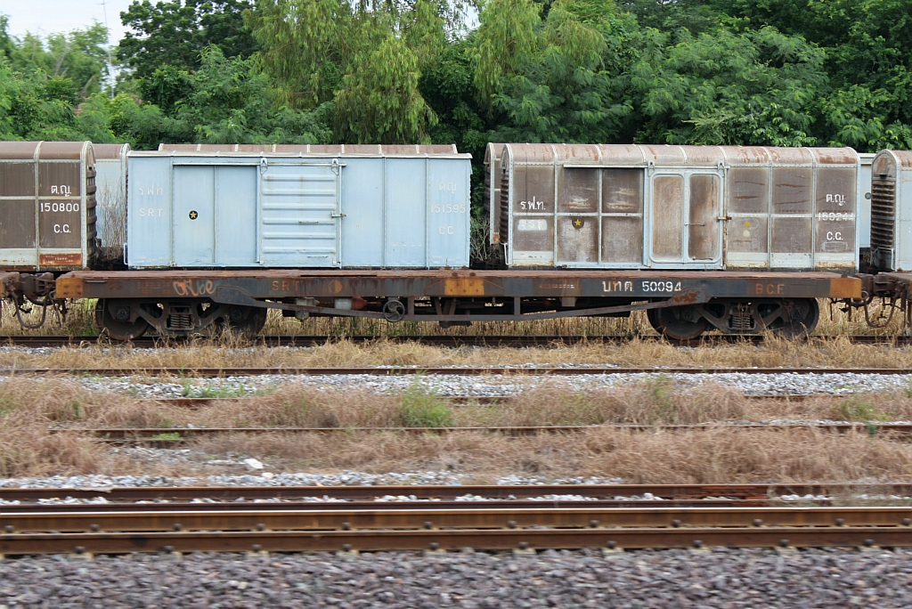บ.ท.ต. 50094 (บ.ท.ต.= B.C.F./Bogie Container Flat Wagon) am 22.August 2010 im Bf. Ban Phachi.