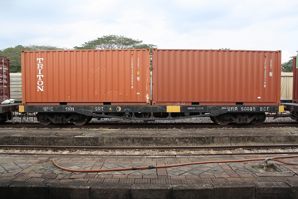 บ.ท.ต. 50095 (บทต = B.C.F./Bogie Container Flat Wagon) am 06.Jänner 2013 im Bf. Thung Song Junction. Der Wagen wurde 1985 von Daewoo Heavy Industry Ltd. in Seoul/Korea gebaut. 

