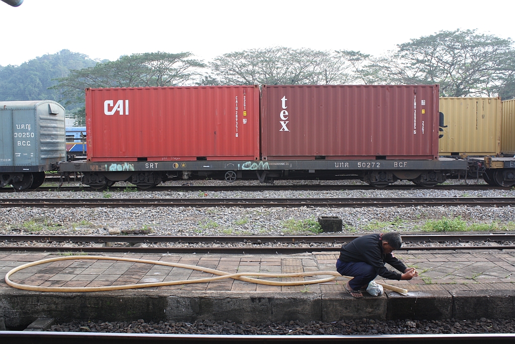 บ.ท.ต. 50272 (บทต = B.C.F./Bogie Container Flat Wagon) am 07.Jänner 2013 im Bf. Thung Song Junction. Der Wagen wurde 1992 mit der Fabr.Nr. 072 1992.10 von Meishan/China gebaut. 

