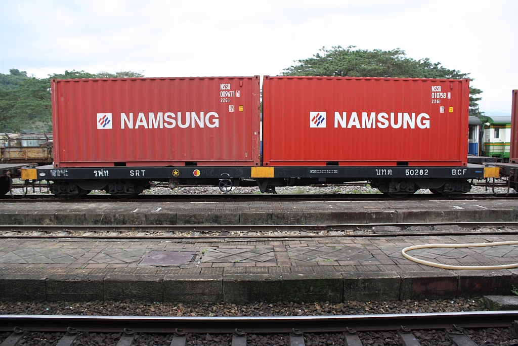 บ.ท.ต. 50282 (บทต = B.C.F./Bogie Container Flat Wagon) am 06.Jänner 2013 im Bf. Thung Song Junction. Der Wagen wurde 1992 mit der Fabr.Nr. 082 1992.10 von Meishan/China gebaut. 
