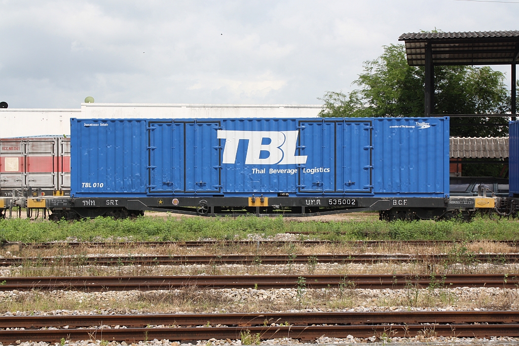 บ.ท.ต. 535002 (บทต = B.C.F./Bogie Container Flat Wagon) am 17.Mai 2013 im Bf. Surat Thani.

