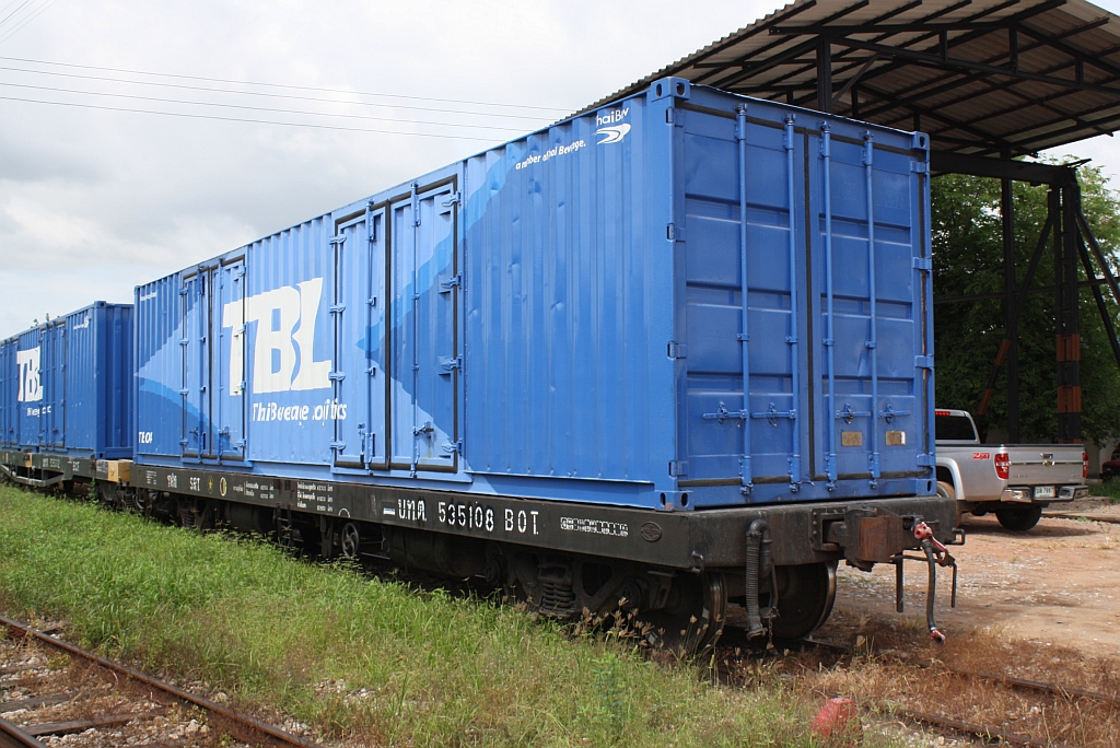 บ.ท.ต. 535108 (บทต = B.C.F./Bogie Container Flat Wagon, Baujahr 1983, Hersteller Daewoo Seoul, Korea) am 17.Mai 2013 im Bf. Surat Thani. 

