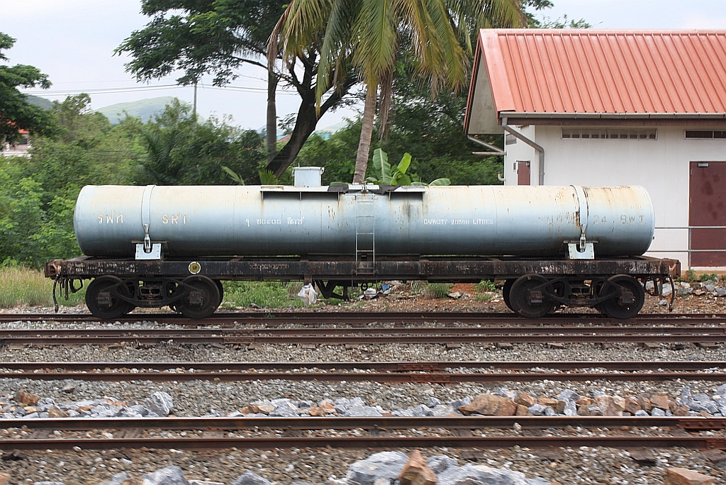 บ.ท.น.11(บ.ท.น. =B.W.T./Bogie Water Tank Wagon) am 17.Mai 2012 in der Pak Chong Station. Der Wagen wurde 1953 von Kinki Sharyo in Osaka/Japan gebaut.