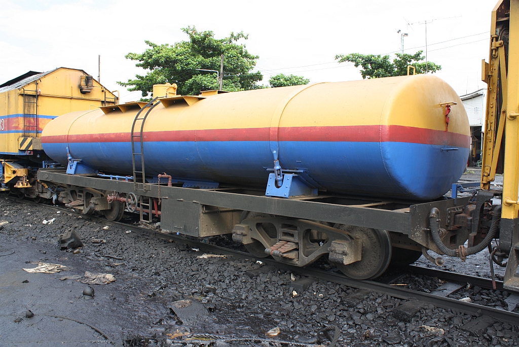 บ.ท.น.16 (บ.ท.น. =B.W.T./Bogie Water Tank Wagon) als Teil des Kranzuges Nakhon Ratchasima am 13.Juni 2011 im Depot Nakhon Ratchasima. Der Wagen wurde 1953 von Kinki Sharyo in Osaka/Japan gebaut.

