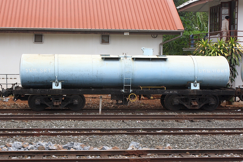 บ.ท.น.24 (บ.ท.น. =B.W.T./Bogie Water Tank Wagon) am 17.Mai 2012 in der Pak Chong Station. Der Wagen wurde 1965 in den USA gebaut. 

