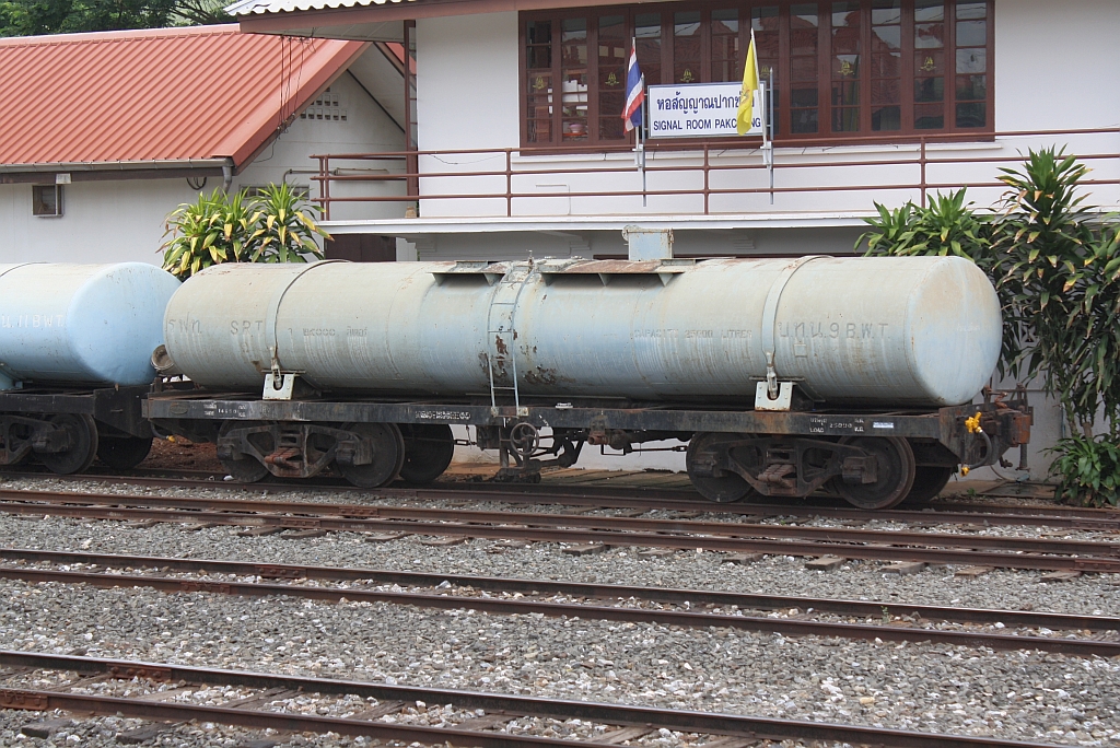 บ.ท.น.9 (บ.ท.น. =B.W.T./Bogie Water Tank Wagon) am 17.Mai 2012 in der Pak Chong Station. Der Wagen wurde 1953 von Kinki Sharyo in Osaka/Japan gebaut.

