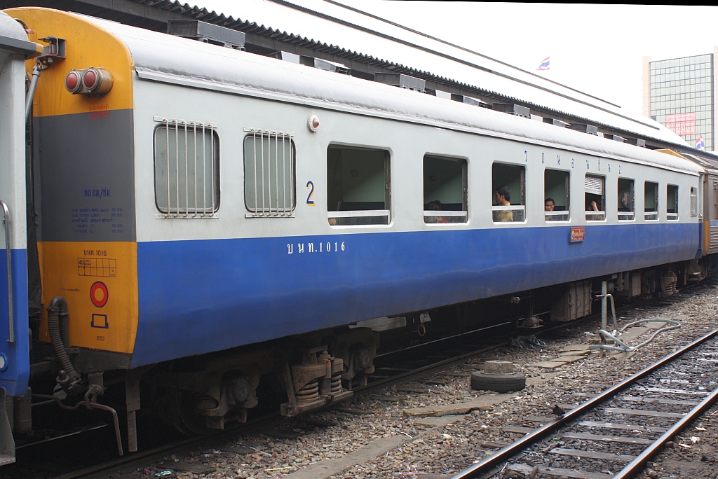บนท.1016 (บนท. =BNS./Bogie Second Class Day &Night Coach), Baujahr 1967, Hitachi/Japan, eingereiht im RAP 171 nach Sungai Kolok am 18.März 2011 im Bf. Hua Lamphong.

