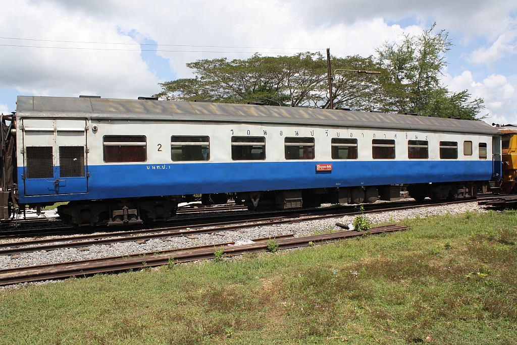 บนท.ป. 1 (บนท.ป.=ANS./Air-conditioned Second Class Day & Night Coach) am 25.Oktober 2010 im Bf. Kantang.

