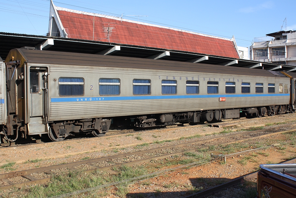 บนท.ป. 1007 (บนท.ป.=ANS./Air-conditioned Second Class Day & Night Coach) eingereiht im EXP 84 (Trang - Bangkok) am 24.Oktober 2010 im Bf. Trang.