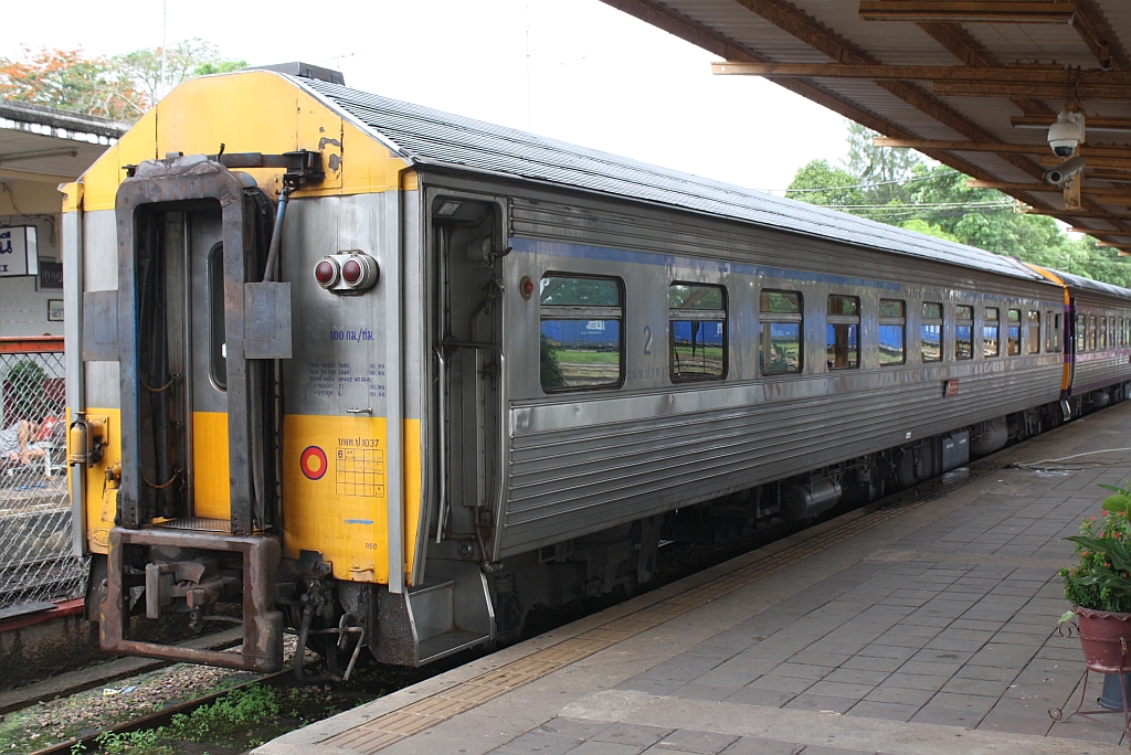 บนท.ป. 1037 (บนท.ป.=ANS./Air-conditioned Second Class Day & Night Coach) am 17.Mai 2013 im Bf. Surat Thani. 

