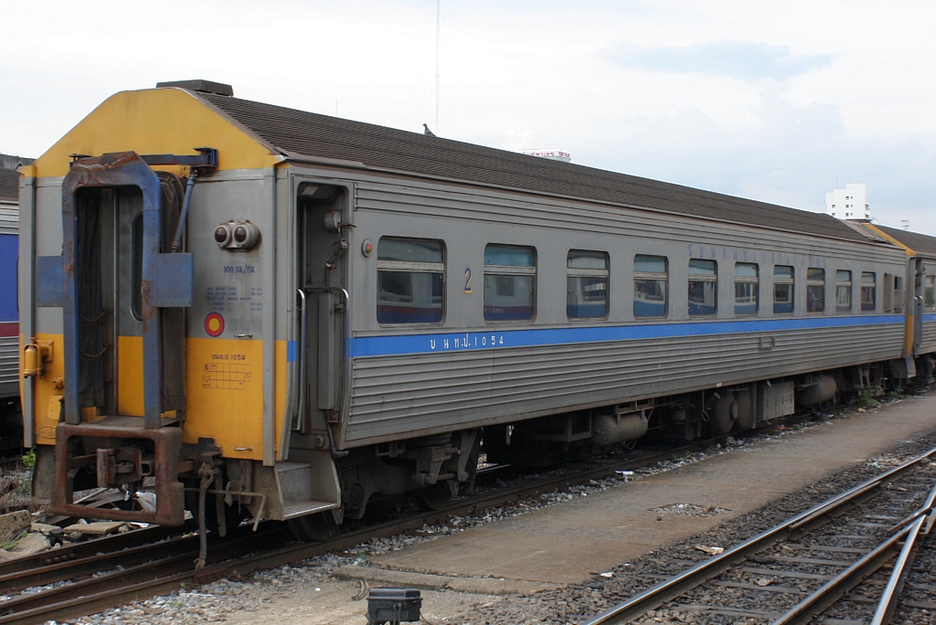 บนท.ป. 1054 (บนท.ป.=ANS./Air-Conditioned Second Class Day &Night) am 24.August 2010 in der Hua Lamphong Station.