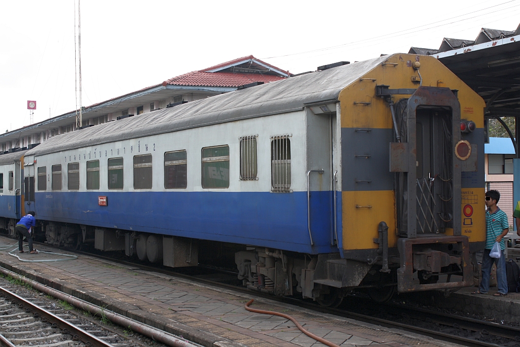 บนท.ป. 14 (บนท.ป.=ANS./Air-conditioned Second Class Day & Night Coach) am Schluß des RAP 167 (Bangkok - Kantang) am 26.Oktober 2010 im Bf. Thung Song Junction.