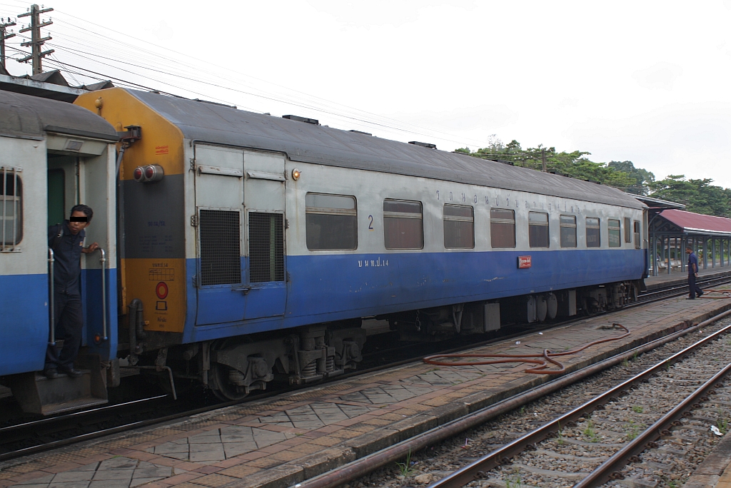 บนท.ป. 14 (บนท.ป.=ANS./Air-conditioned Second Class Day & Night Coach) am Schluß des RAP 167 (Bangkok - Kantang) am 26.Oktober 2010 im Bf. Thung Song Junction.