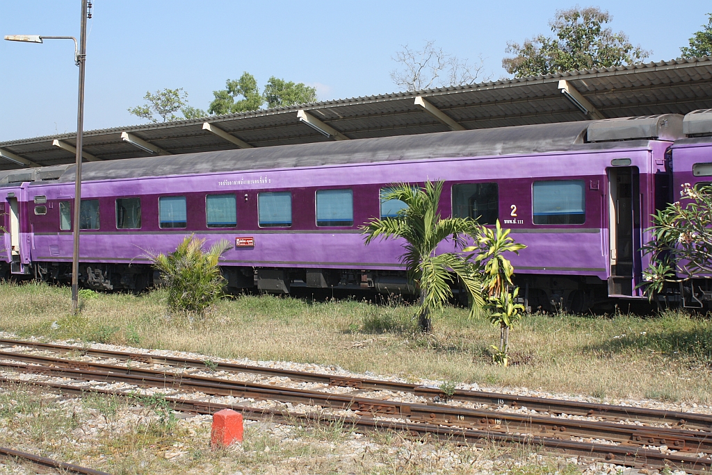 บนท.ป.111 (บนท.ป.=ANS./Air-Conditioned Second Class Day &Night) am 06.Jänner 2011 im Bf. Chiang Mai.