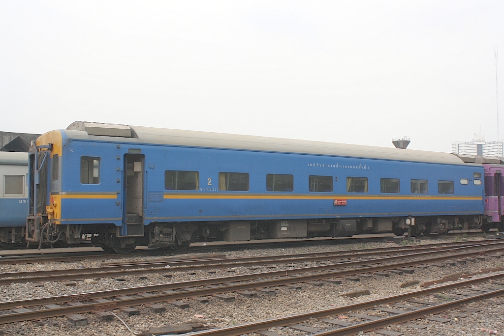 บนท.ป.237 (บนท.ป.=ANS./Air-Conditioned Second Class Day & Night) am 16.März 2011 im Bf. Hua Lamphong.

