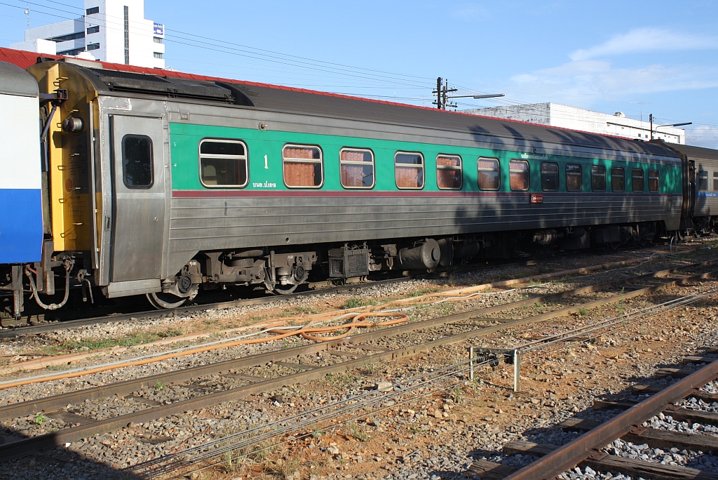 บนอ.ป. 1016 (บนอ.ป.=ANF./Air-conditioned First Class Day & Night Coach) eingereiht im EXP 84 (Trang - Bangkok) am 24.Oktober 2010 im Bf. Trang.