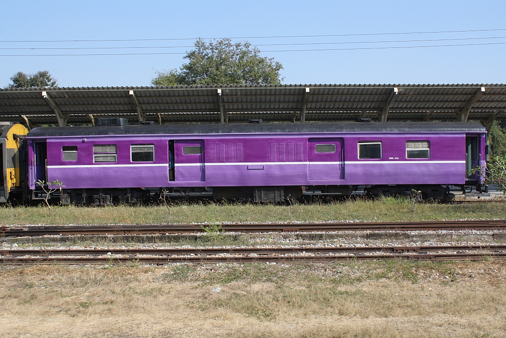 บพห.1012 (บพห. = BFV/Bogie Full Van) im neuen Design am 06.Jänner 2011 im Bf. Chiang Mai.