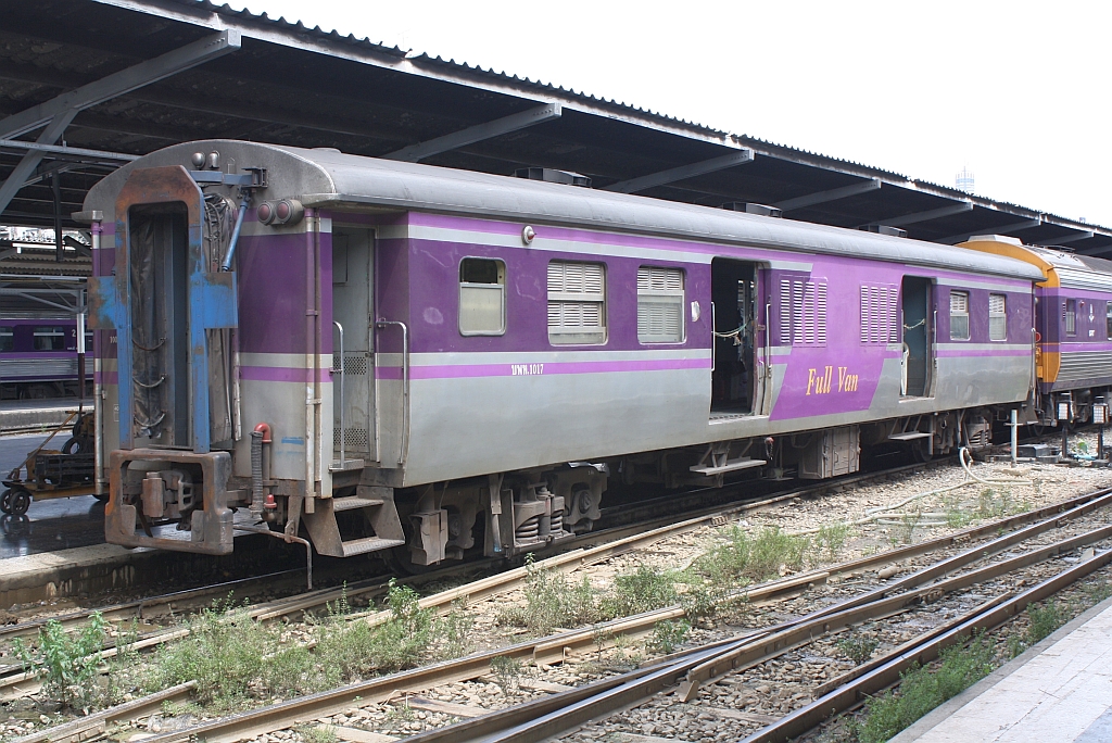 บพห.1017 (บพห.=BFV./Bogie Full Van) am 04.Juni 2012 im Bf. Hua Lamphong. 

