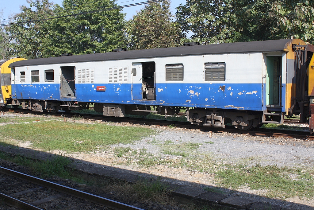 บพห.1022 (บพห. = BFV/Bogie Full Van) am 06.Jänner 2011 im Bf. Chiang Mai.