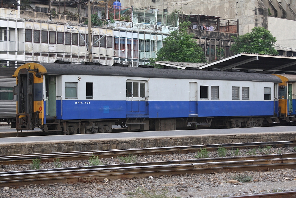 บพห.1030 (บพห.=BFV./Bogie Full Van) am 02.Juni 2012 im Bf. Hua Lamphong. 

