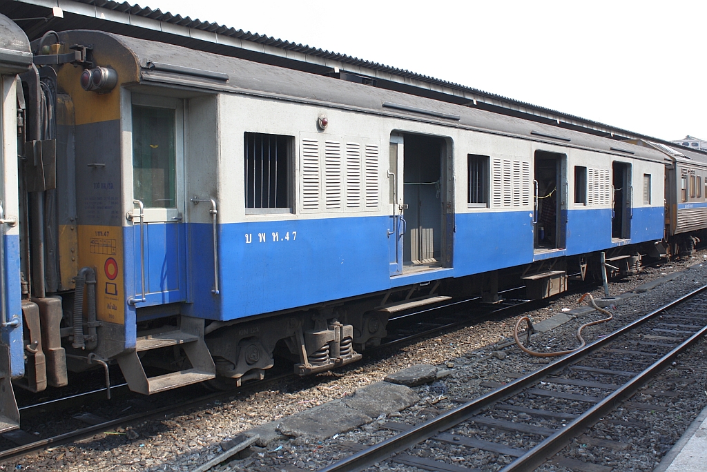 บพห.47 (บพห.=BFV./Bogie Full Van) am 14.März 2011 im Bf. Hua Lamphong.