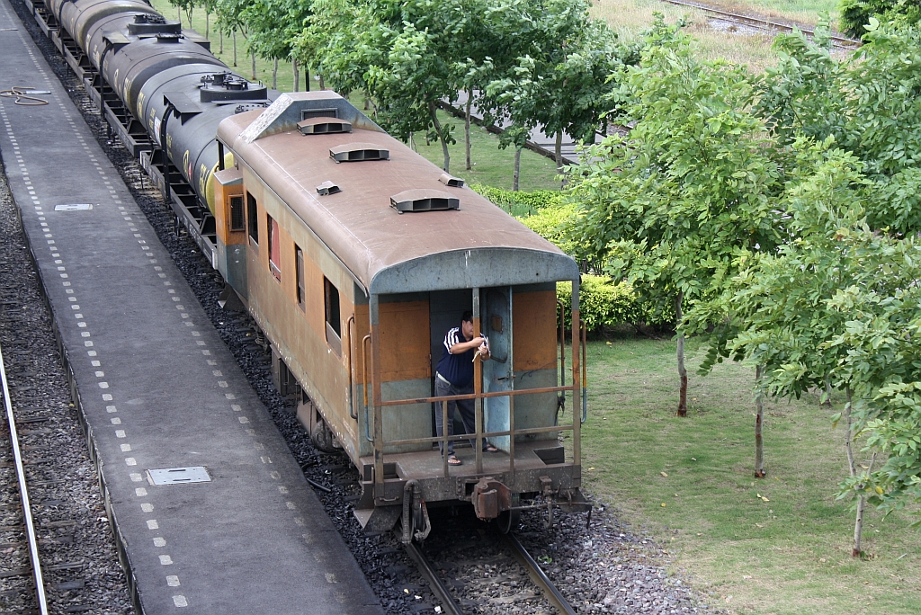 บ.พ.ห.50006 (บ.พ.ห.= B.B.V./Bogie Brake Van) am 08.Juni 2012 im Bf. Bang Sue.
