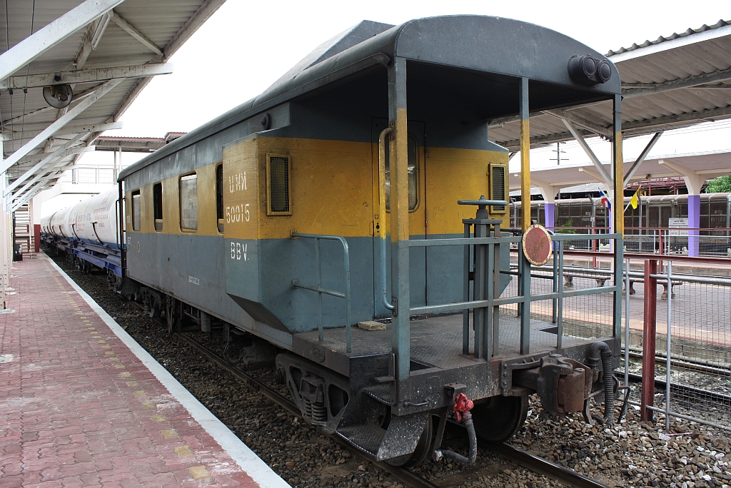 บ.พ.ห.50015 (บ.พ.ห.= B.B.V./Bogie Brake Van) am 15.Juni 2011 im Bf. Nakhon Ratchasima. Die Wagen B.B.V. 50001 - 50020 wurden 1983 von Daewoo Heavy Industry gebaut.

