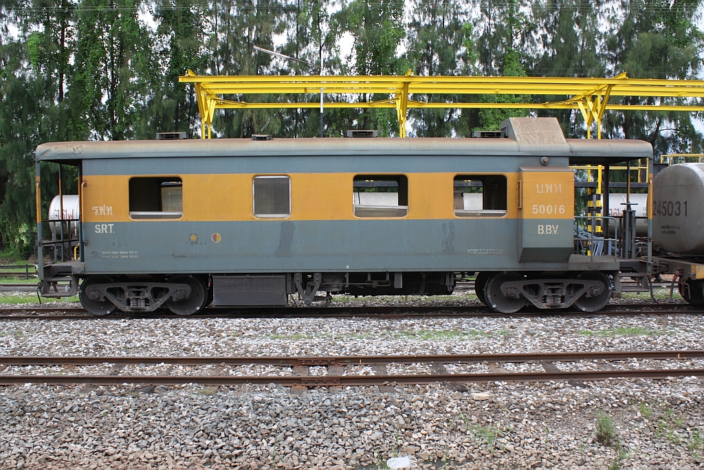 บ.พ.ห.50016 (บ.พ.ห.= B.B.V./Bogie Brake Van) am 16.Juni 2011 im Bf. Khon Kaen. Die Wagen B.B.V. 50001 - 50020 wurden 1983 von Daewoo Heavy Industry gebaut.