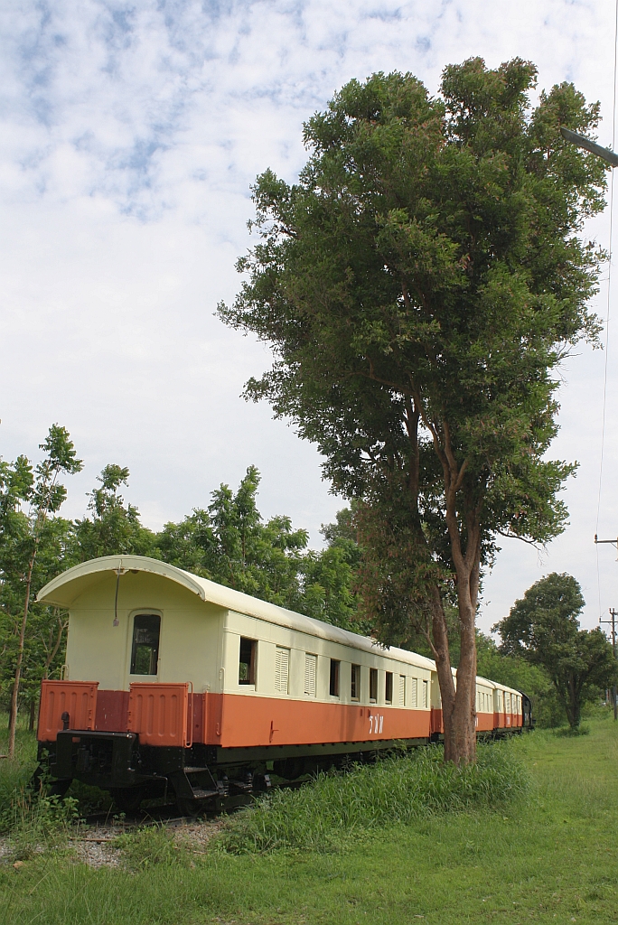 บสข.60 (บสข. =BBT./Bogie Buffet Third Class Carriage) gemeinsam mit dem BBT.59, dem BFV.30 und der 279 aufgestellt beim Siam Country Club Pattaya; Bild vom 17.März 2011. 

