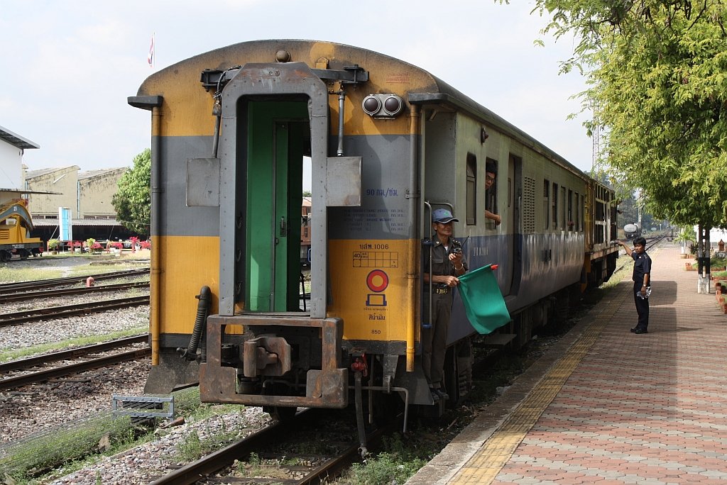 บสพ.1006 (บสพ. = BTV./Bogie Third Class & Van) wird nach dem Ausreihen von Kurswagen wieder an den EXP 51 geschoben. Nakhon Lampang am 09.Jän.2010.