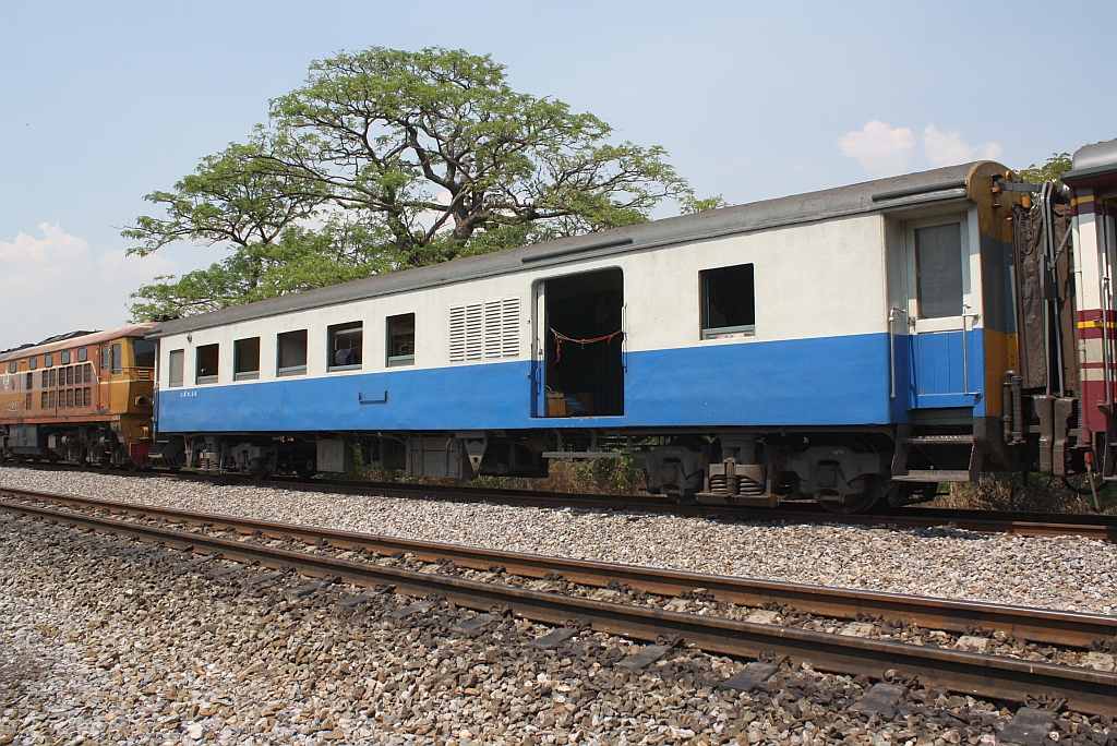 บสพ.28 (บสพ. =BTV./Bogie Third Class & Van) eingereiht im ORD 201 am 13.März 2012 im Bf. Huai Kaeo. 
